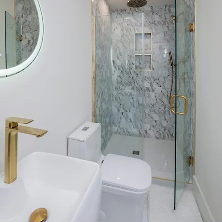 New Luxury With Rooftop Heated Pool-sleeps 12 Holiday home *