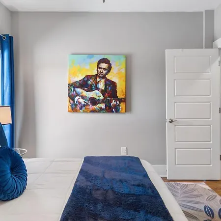 Only 4 Miles To Broadway With Free Parking And Tvs In Bedrooms Apartment *