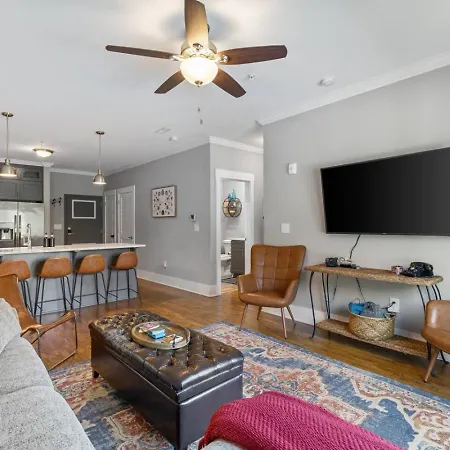 Apartment Only 4 Miles To Broadway With Free Parking And Tvs In Bedrooms *