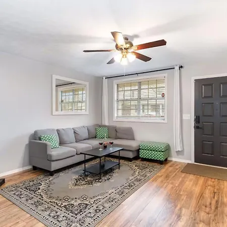 Apartment 3 Units - Sleeps 24 - Mins To Downtown And Airport