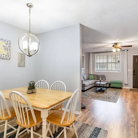 3 Units - Sleeps 24 - Mins To Downtown And Airport Apartment