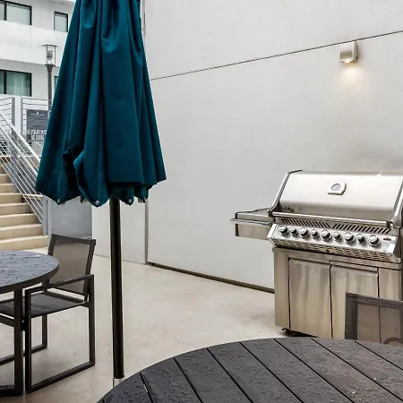 King Bed,steps To Broadway, Free Garage Parking