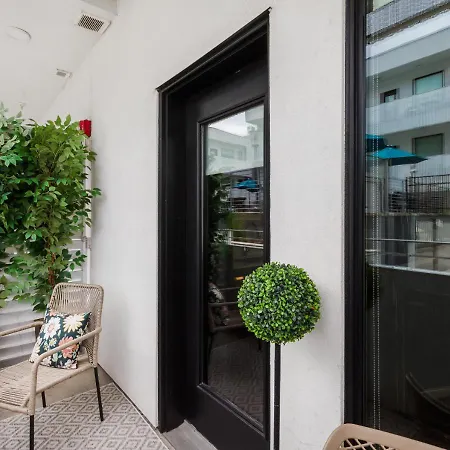 King Bed,steps To Broadway, Free Garage Parking Apartment *