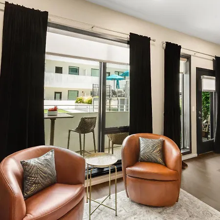 King Bed,steps To Broadway, Free Garage Parking