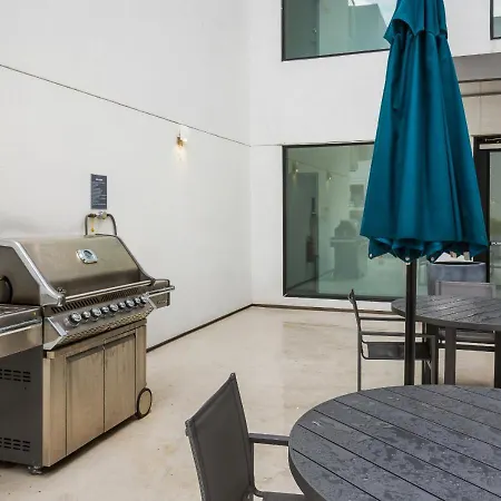 King Bed,steps To Broadway, Free Garage Parking Apartment