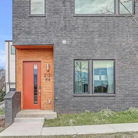 Holiday home 2 Townhomes - Sleeps 24-rooftop Patios Nashville