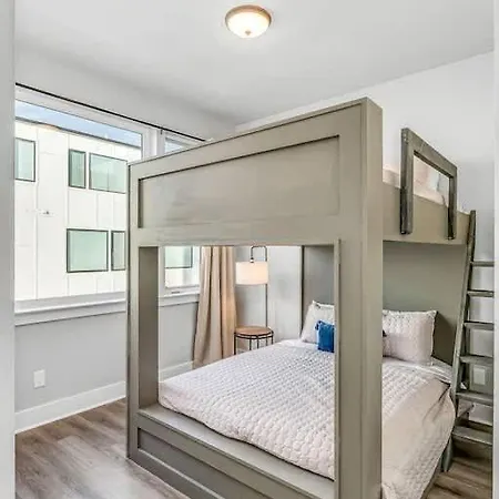 Holiday home 2 Townhomes - Sleeps 24-rooftop Patios