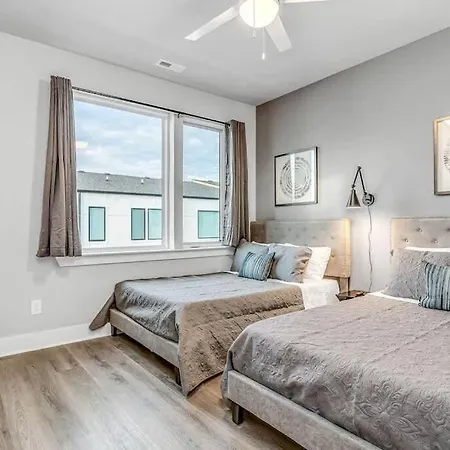 2 Townhomes - Sleeps 24-rooftop Patios Holiday home *