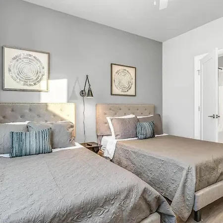Holiday home 2 Townhomes - Sleeps 24-rooftop Patios *