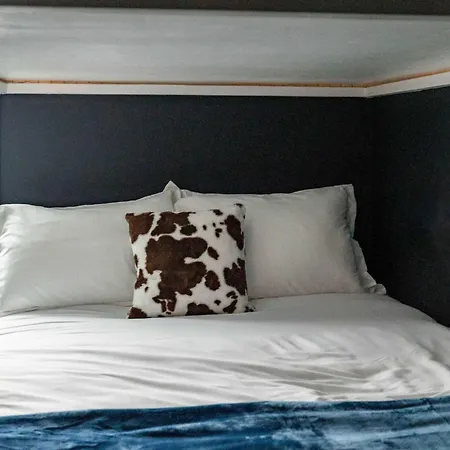 Space Cowboy Launchpad 1 Mile To Broadway Apartment *