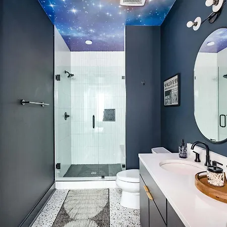 Space Cowboy Launchpad 1 Mile To Broadway Apartment *