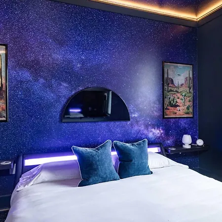 Space Cowboy Launchpad 1 Mile To Broadway Apartment *
