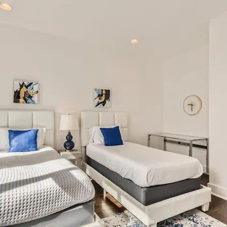 Encore Estates - Sleeps 16 - Two Rooftops With View Holiday home *