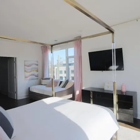 Songbird - Sleeps 16 - Two Rooftops With View Holiday home Nashville
