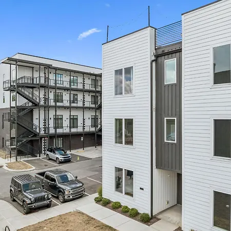 Holiday home Townhouse With Rooftop & Modern Comfort *