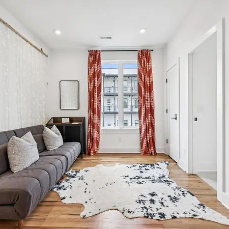 Townhouse With Rooftop & Modern Comfort *