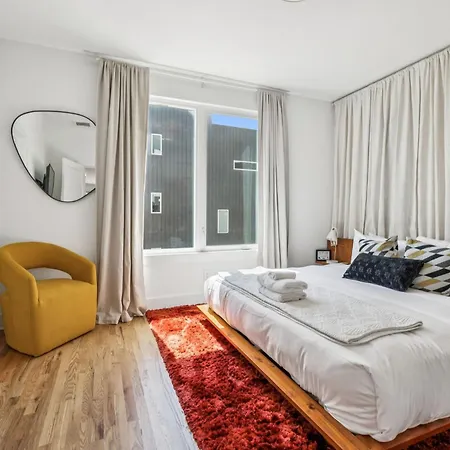 Holiday home Townhouse With Rooftop & Modern Comfort *