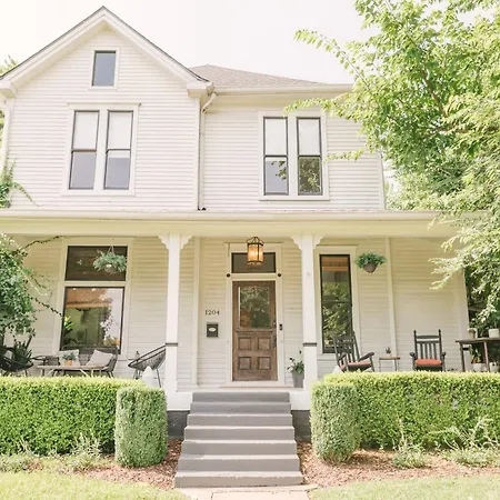 Historic Gem: 4 Bedroom With Pool, Walk To Hotspots * Nashville