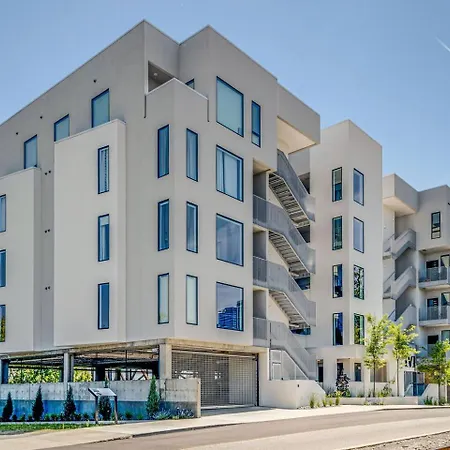 Luxury 2-bd, 2-bth Downtown Riverfront, Park Free