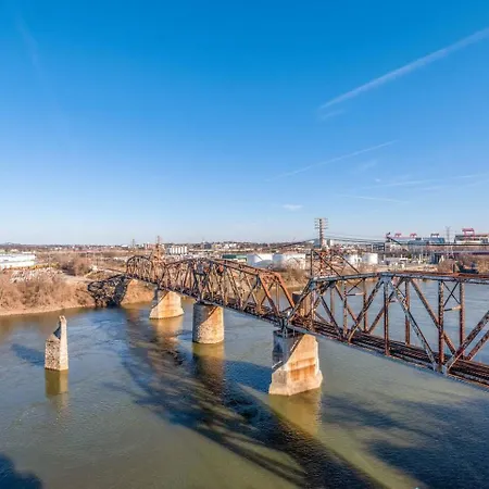 Luxury 2-bd, 2-bth Downtown Riverfront, Park Free Holiday home