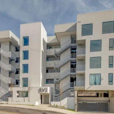 Luxury 2-bd, 2-bth Downtown Riverfront, Park Free Holiday home *
