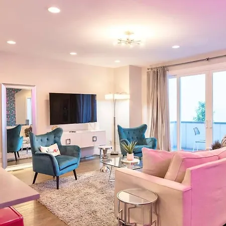 Holiday home Rooftop Vibes Close To Broadway *