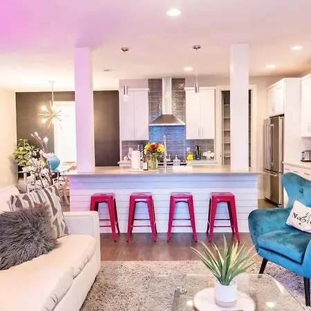 Rooftop Vibes Close To Broadway Holiday home