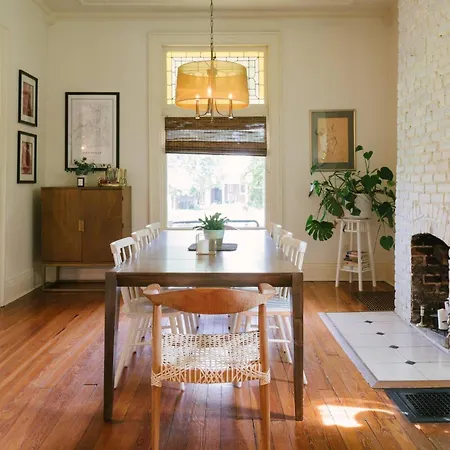 Historic Gem: 4 Bedroom With Pool, Walk To Hotspots Holiday home Nashville