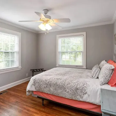 Nashville's Cumberland Holiday home *