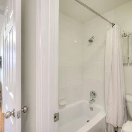 Riverfront Retreat-near Broadway, Pool, Park Free *