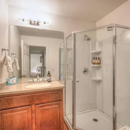 Holiday home Riverfront Retreat-near Broadway, Pool, Park Free Nashville