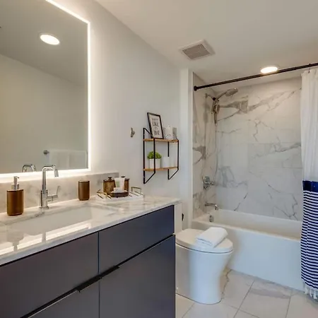Luxury 2-bd, 2-bth Downtown Riverfront, Park Free