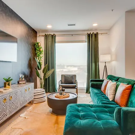 Luxury 2-bd, 2-bth Downtown Riverfront, Park Free *