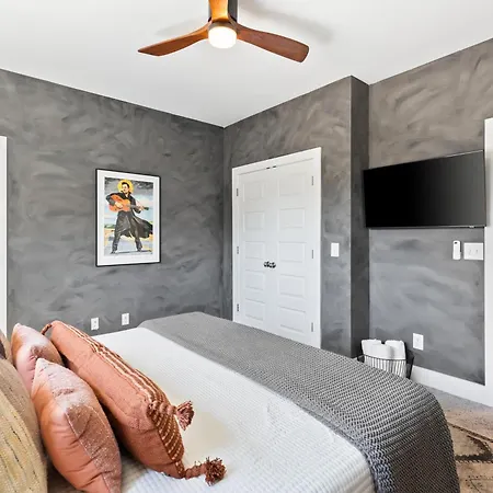 Vibrant In The Nations With Garage Walk To Restaurants And Shops Nashville