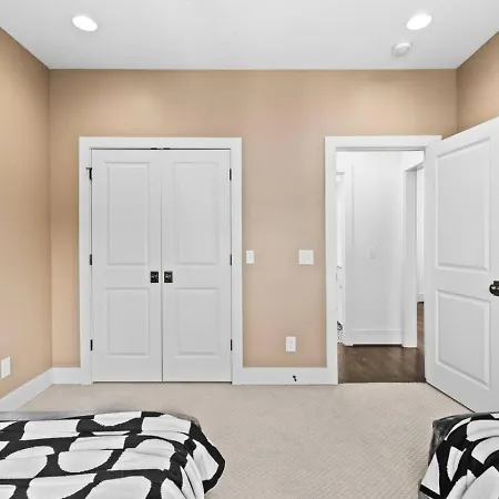 Two Adjacent Homes By 12 South And Belmont That Sleeps 24 Holiday home *