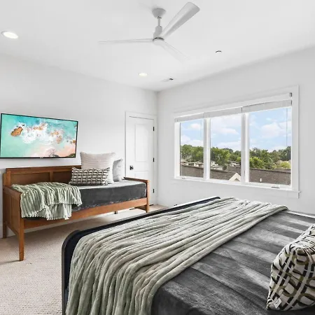 Two Adjacent Homes By 12 South And Belmont That Sleeps 24 Holiday home Nashville
