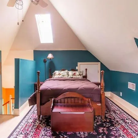 Eclectic Pet Friendly In East Holiday home Nashville