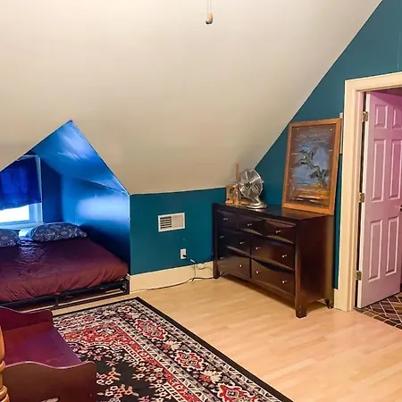 Eclectic Pet Friendly In East Holiday home