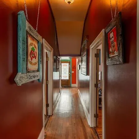 Eclectic Pet Friendly In East Holiday home