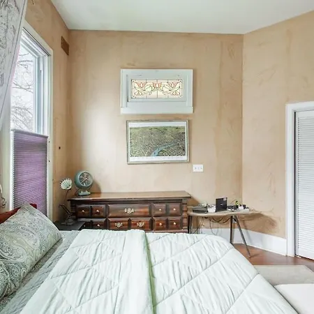 Eclectic Pet Friendly In East *