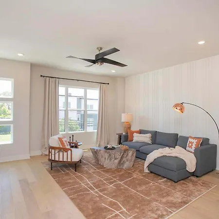 Holiday home 4 Bdr For 12 W Rooftop Deck & Firepit