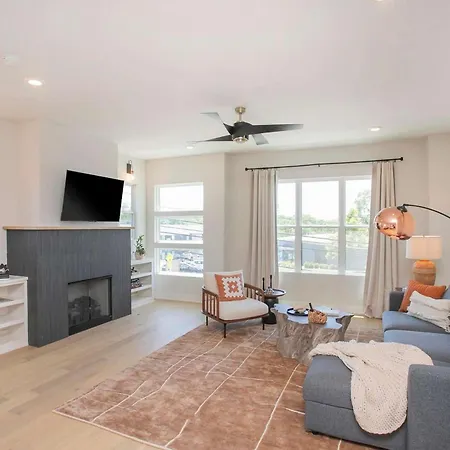 Holiday home 4 Bdr For 12 W Rooftop Deck & Firepit *