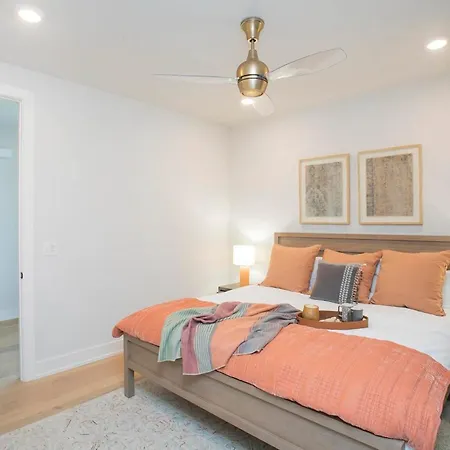 Holiday home 4 Bdr For 12 W Rooftop Deck & Firepit *