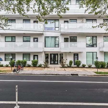 Trendy For 8 In Highly Walkable Neighborhood