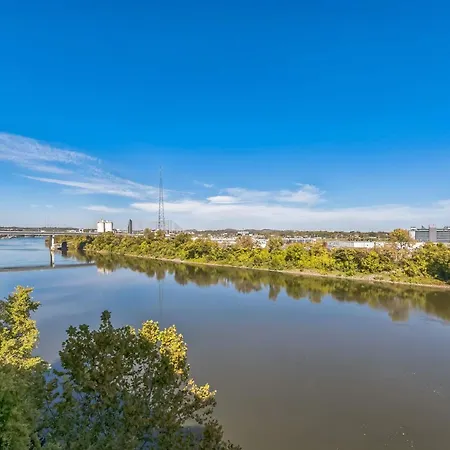 Modern 2 Bdr W River View Balcony Walk To Dt Holiday home Nashville