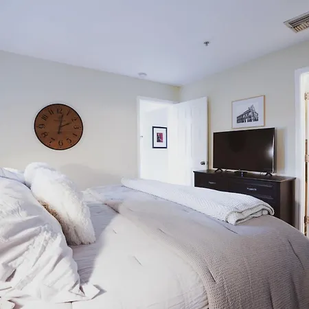 Riverfront Centrally Located Near Dt Holiday home