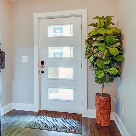 Couple Townhome Getaway Near East Holiday home Nashville
