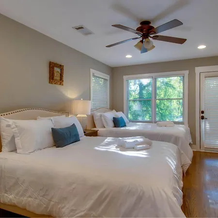 Holiday home Perfect For Groups - Fenced-in Yard Pet Friendly *
