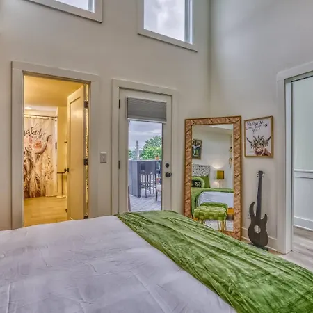 Beautiful Balcony Sleeps 12 4 Miles From Broadway Holiday home Nashville