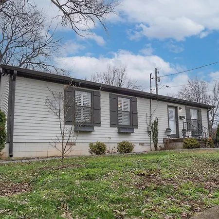 Cozy Getaway - Close To Dt Nash & Germantown Holiday home *